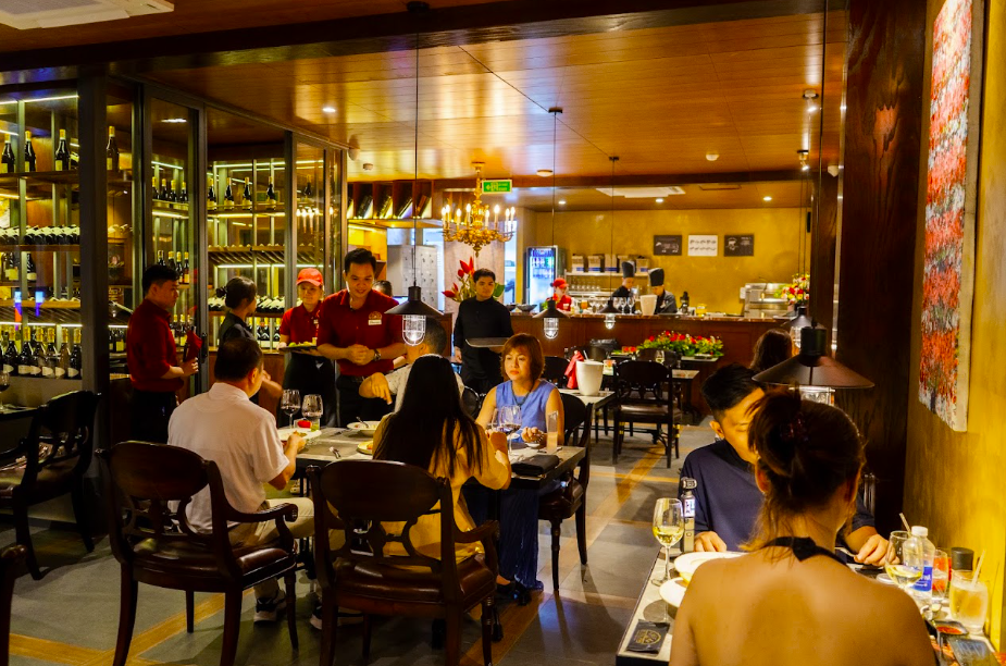 Tầng 3 Furama Dining House có Steak House The Fan