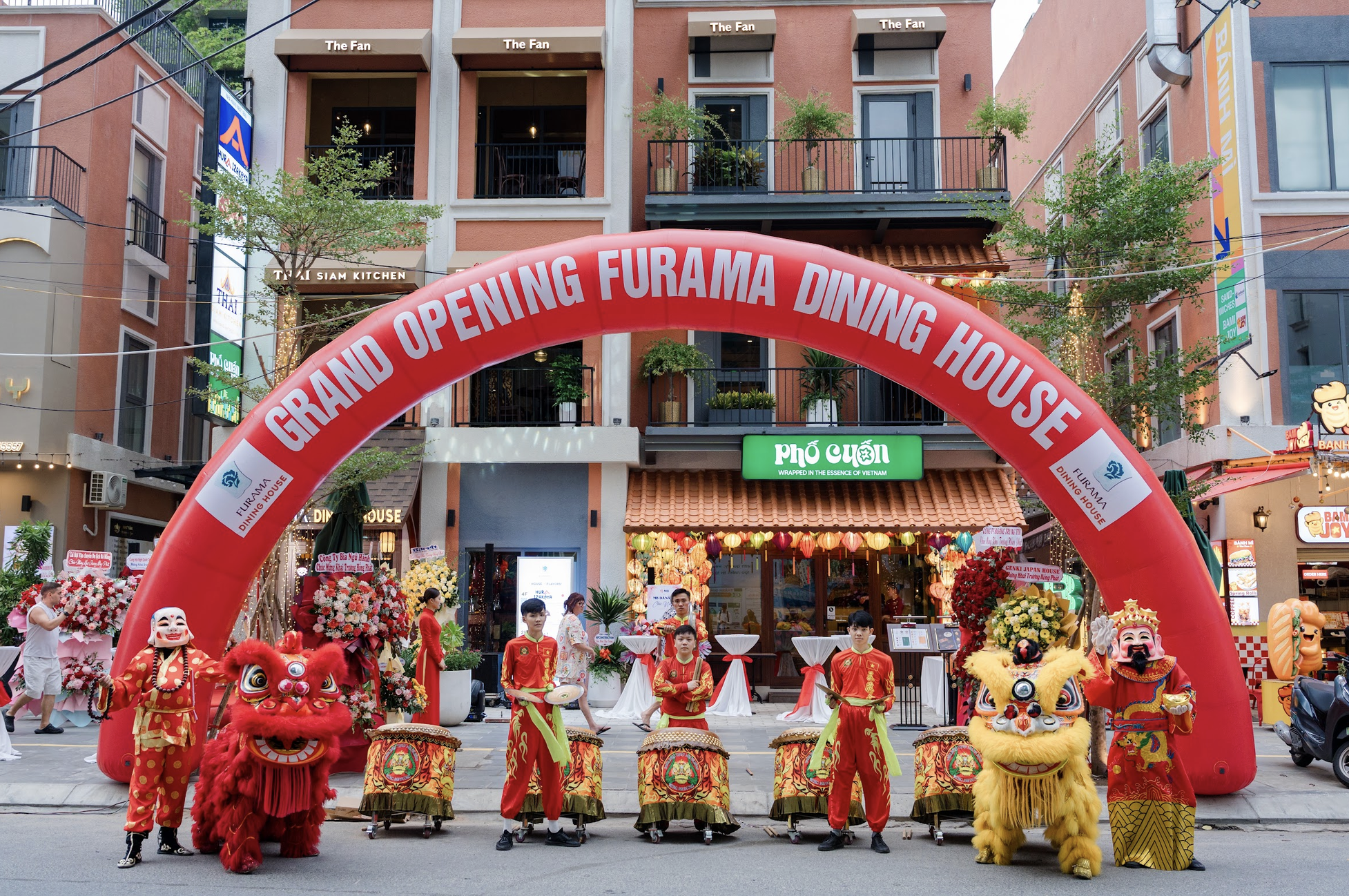 Múa lân khai trương Furama Dining House - Barett Urban Zone
