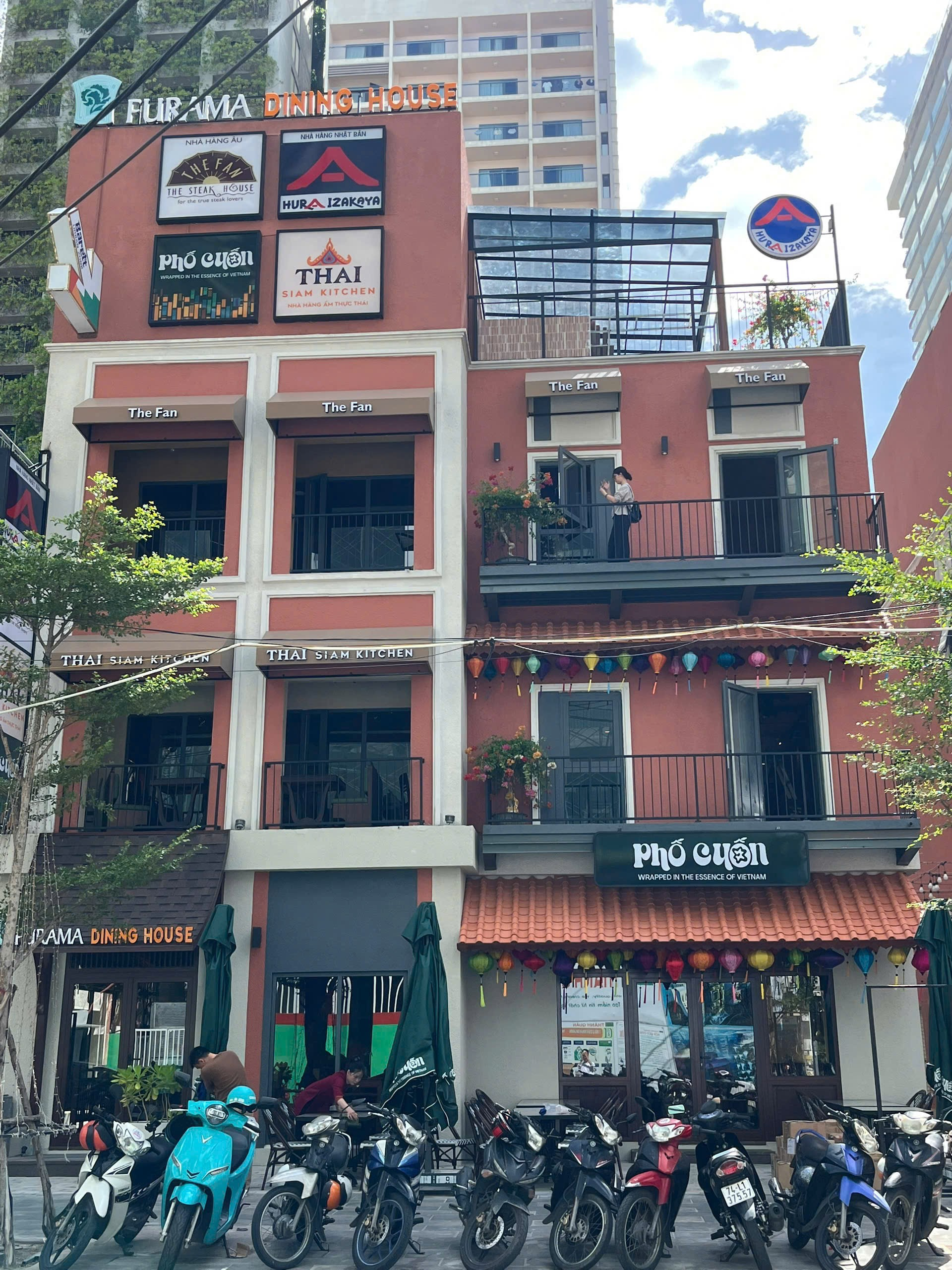 Steak House The Fan nằm ở tầng 3 của Furama Dining House