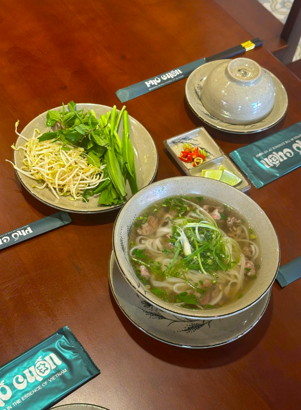 Phở bò, phở gà và gỏi cuốn là những lựa chọn dễ bắt đầu cho khách quốc tế muốn thử bữa sáng Việt theo cách gọn gàng và dễ hiểu.
