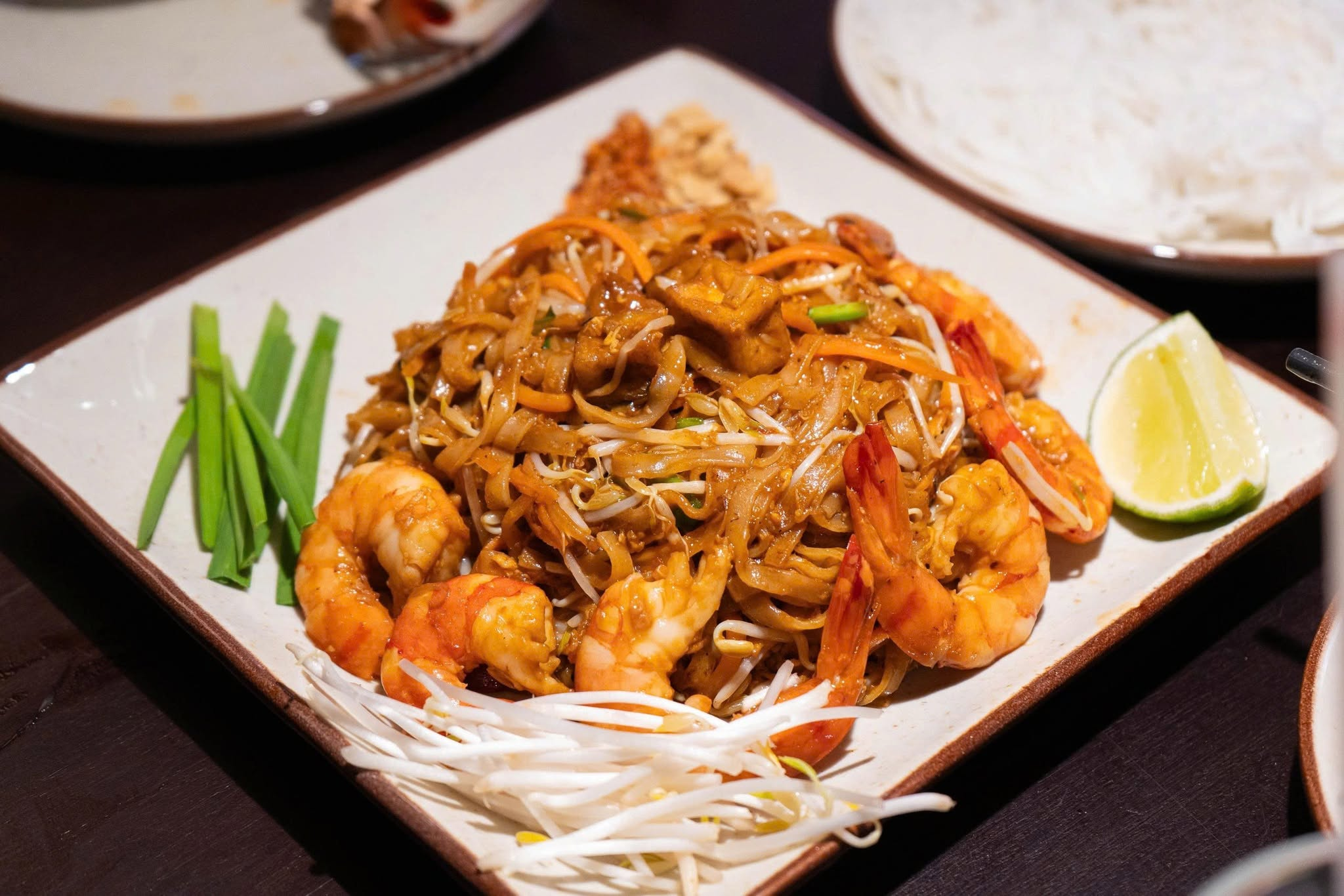 Đĩa Pad Thai chuẩn vị – một góc hương vị xứ Chùa Vàng mang đến trải nghiệm gần gũi, gắn kết ngay tại bàn ăn Việt.