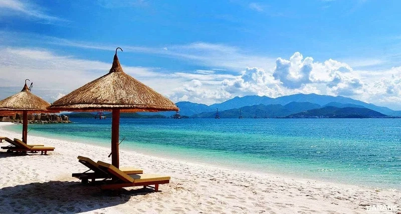 Buổi sớm bên bờ biển Đà Nẵng, khi ánh nắng đầu ngày trải dài trên làn nước trong xanh và bãi cát mịn, đánh thức năng lượng cho một hành trình mới.