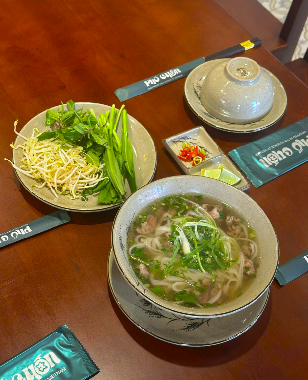 Món cuốn có thể là tâm điểm. Nhưng với người vừa hoạt động ngoài biển, đôi khi vẫn cần một món chính chắc bụng hơn.