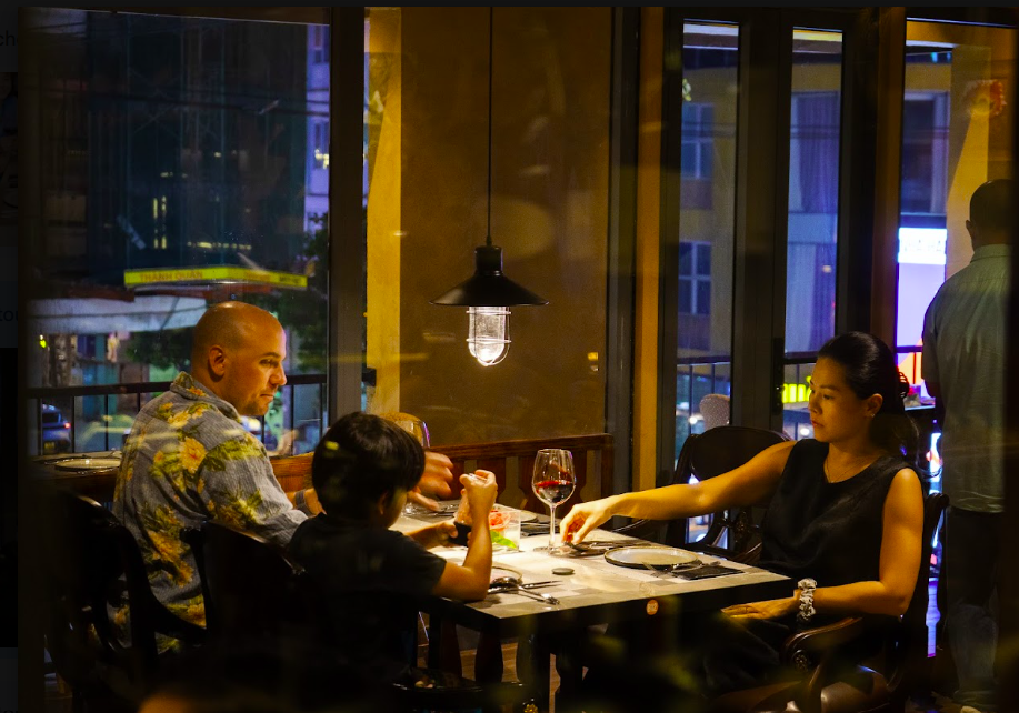 Steak House The Fan nằm ở tầng 3 của Furama Dining House