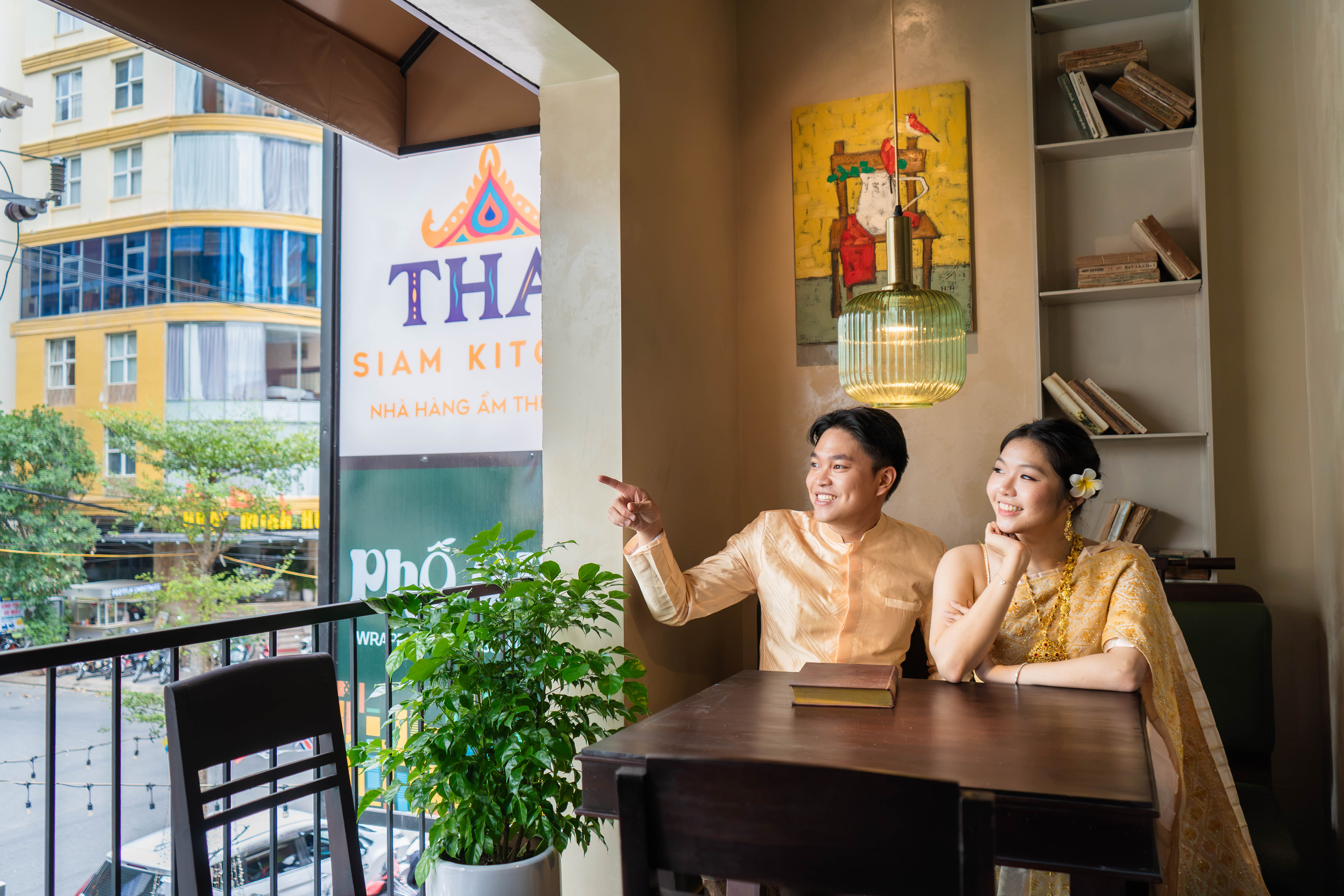 Thực khách trẻ trải nghiệm mặc trang phục truyền thống Thái Lan và lưu giữ những khoảnh khắc đáng nhớ tại Thai Siam Kitchen.
