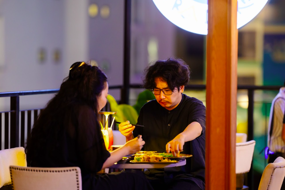 Hura hoạt động đến 01:00 với robata, yakitori, sake và highball là những yếu tố chủ đạo.