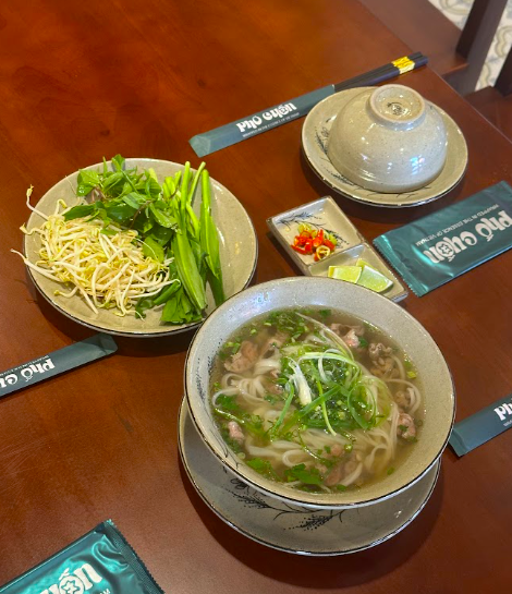 Sau một vòng biển Mỹ Khê, một tô phở nóng nghe có vẻ đơn giản nhưng lại rất đúng nhịp.