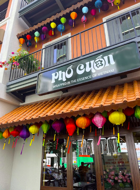 Phố Cuốn mở đến 22:00, nên không chỉ là điểm ăn sáng.