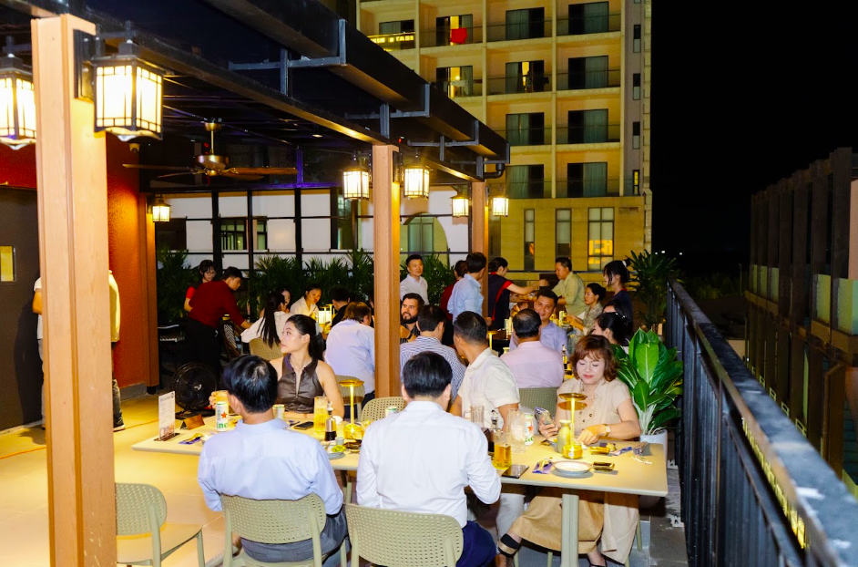 Hura Izakaya hiện hoạt động từ 16:00 đến 01:00. Không gian được xây dựng quanh robata lửa than, yakitori, sake và highball, theo tinh thần Izakaya Nhật Bản.