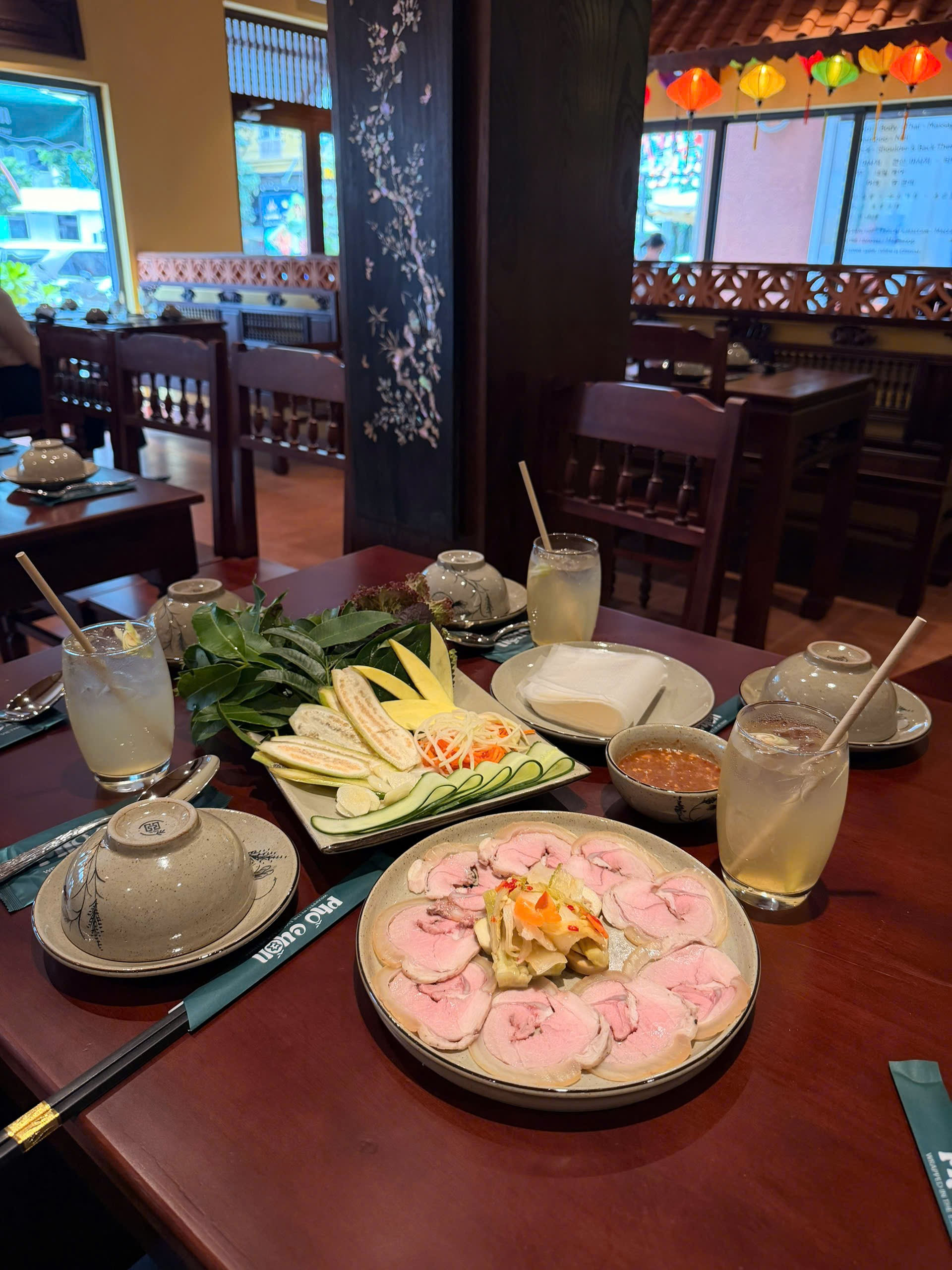 Phố Cuốn hiện mở từ 06:30 đến 23:00, nên bữa trưa nằm đúng trong khung hoạt động chính của tầng 1.