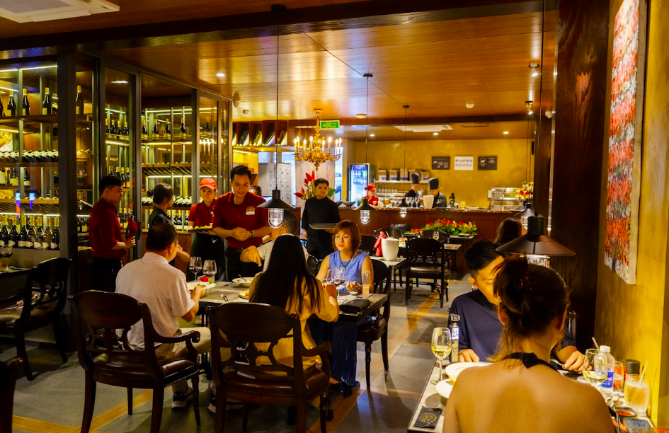 Steakhouse The Fan hiện hoạt động đến 22:30. Nhà hàng tập trung vào steak, wine gallery và những bữa tối có nhịp chậm hơn.