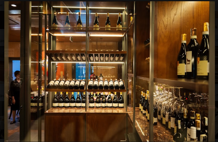 Hầm rượu sang trọng tọa lạc tại tầng 3 Furama Dining House - SteakHouse The Fan