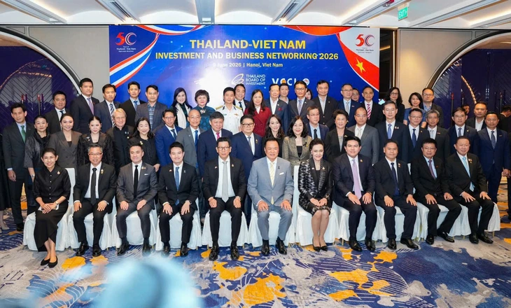 Các đại biểu tham gia Diễn đàn Kết nối Đầu tư và Kinh doanh Thái Lan - Việt Nam 2026 chụp ảnh kỷ niệm - Ảnh: DUY THẮNG