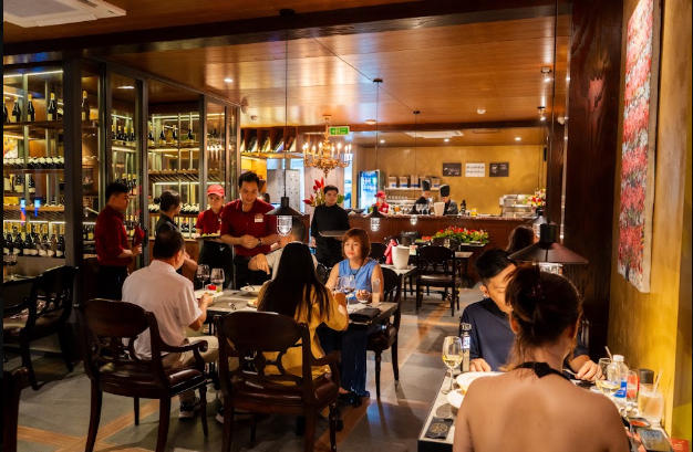 Không gian ấm cúng và phần steak chín vừa hoàn hảo bên ly vang đỏ tại Steakhouse The Fan, điểm đến lý tưởng cho một buổi tối hẹn hò chậm rãi và trọn vẹn.
