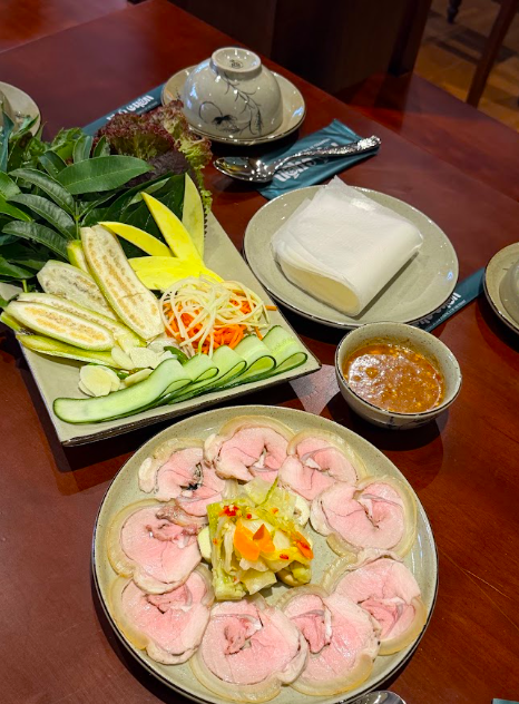 Món cuốn có một ưu điểm lớn với gia đình. Nó không chỉ để ăn. Nó tạo việc cho cả bàn.