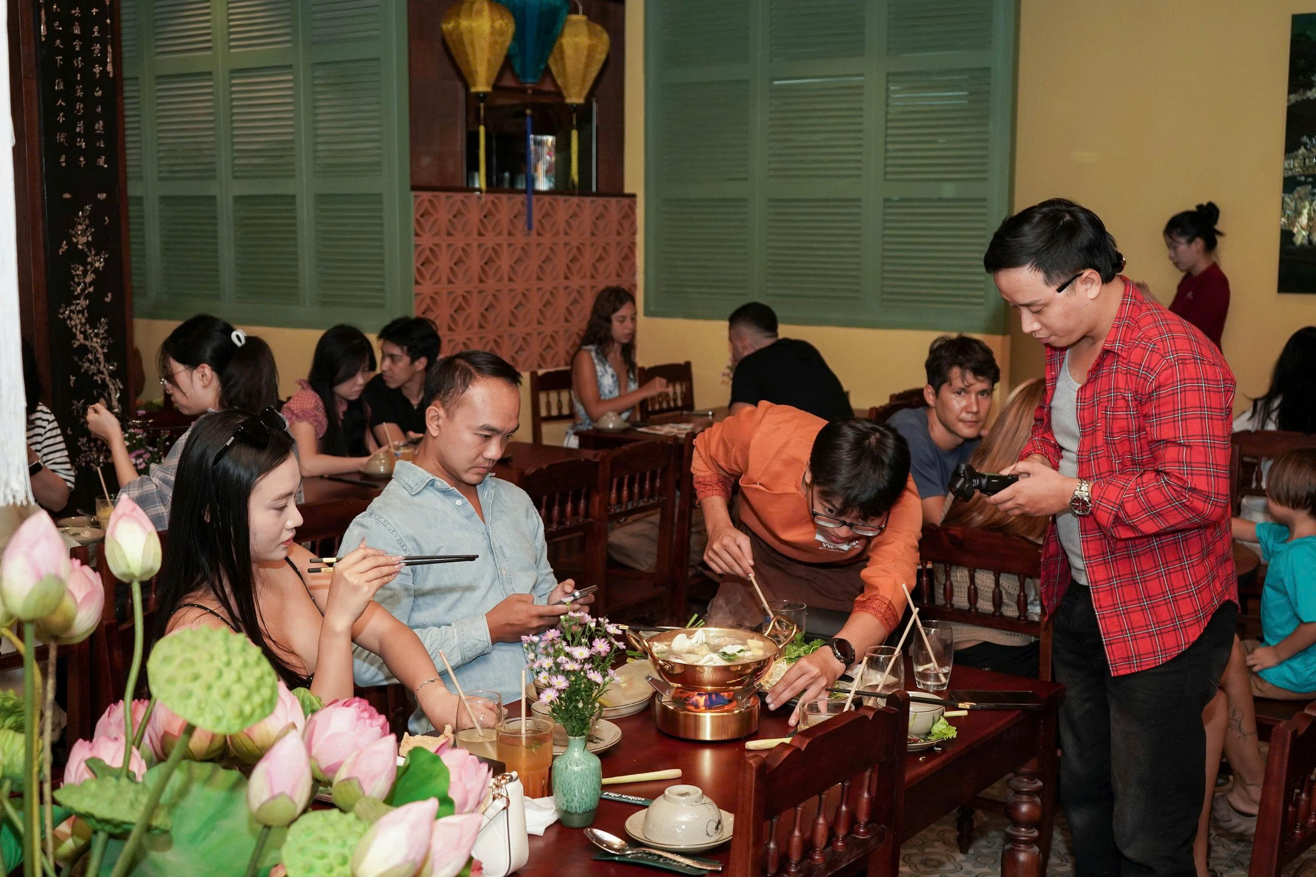 Phố Cuốn nằm ở tầng 1 Furama Dining House, tại 73 Trần Bạch Đằng