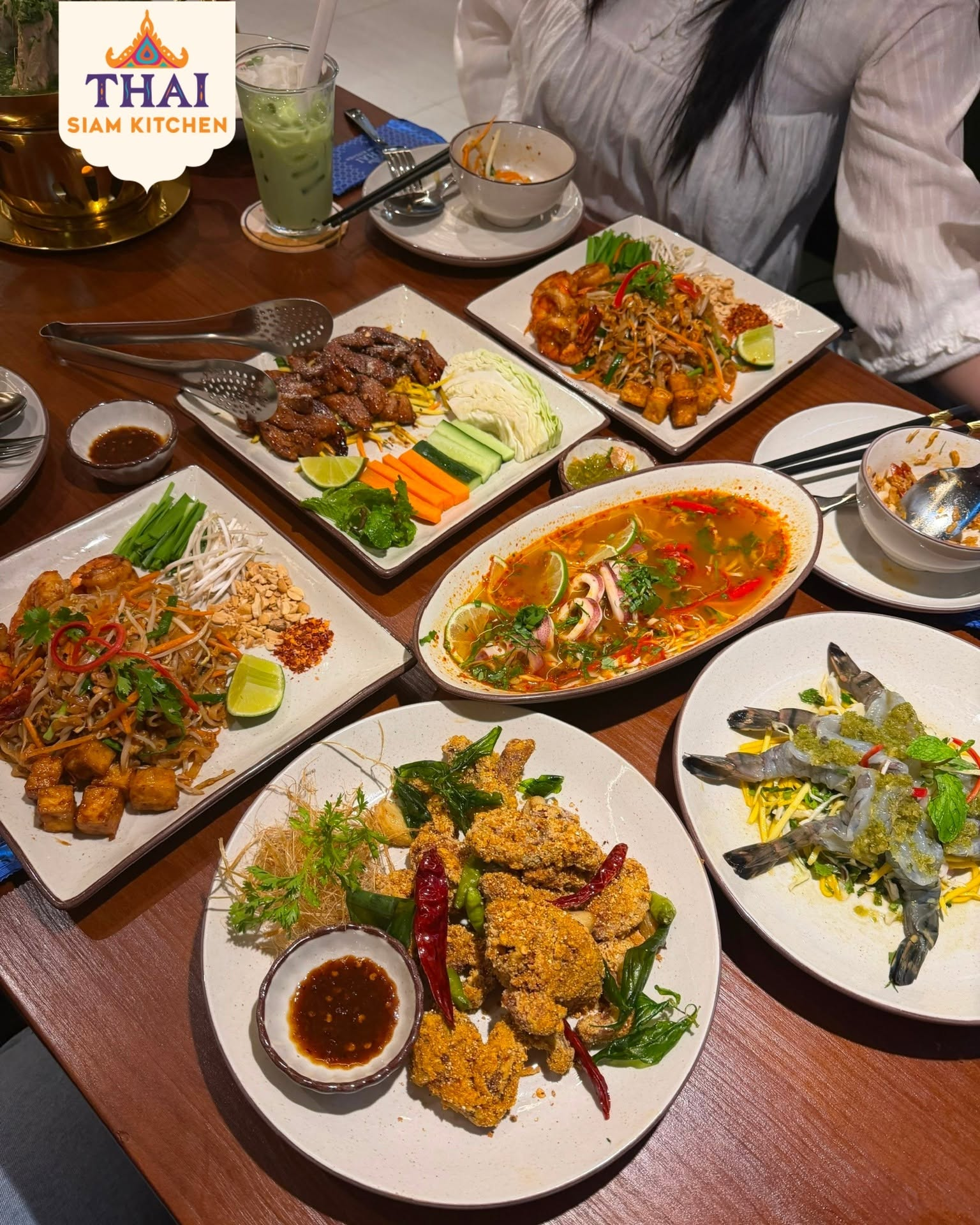 Mâm cơm chuẩn vị Thái tại Thai Siam Kitchen – nơi hội tụ trọn vẹn tinh hoa ẩm thực từ Tom Yum, Som Tam, Pad Thai đến những món ăn vùng miền mang đậm dấu ấn xứ Chùa Vàng.