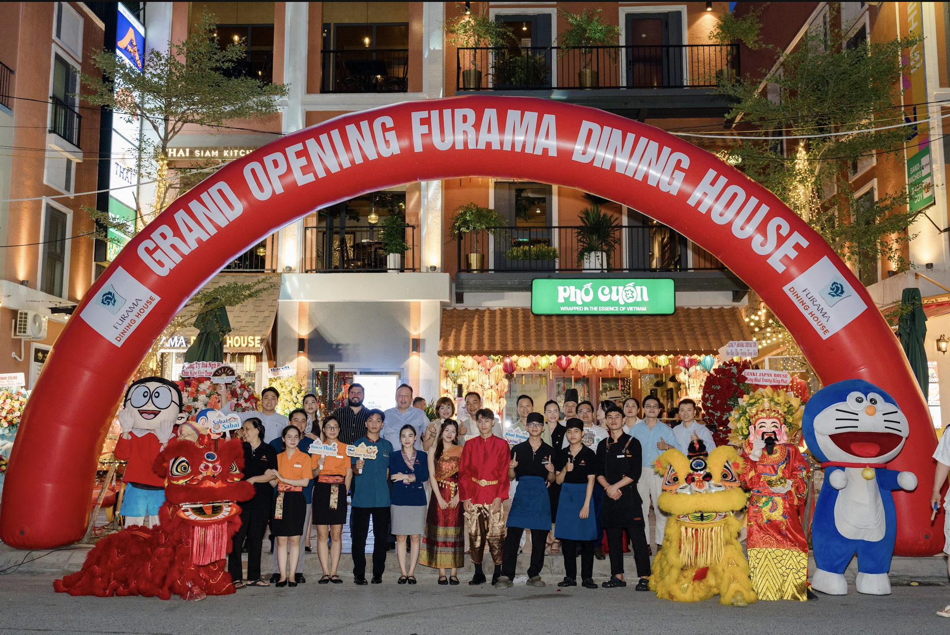 Tập thể đội ngũ nhân viên Furama Dining House