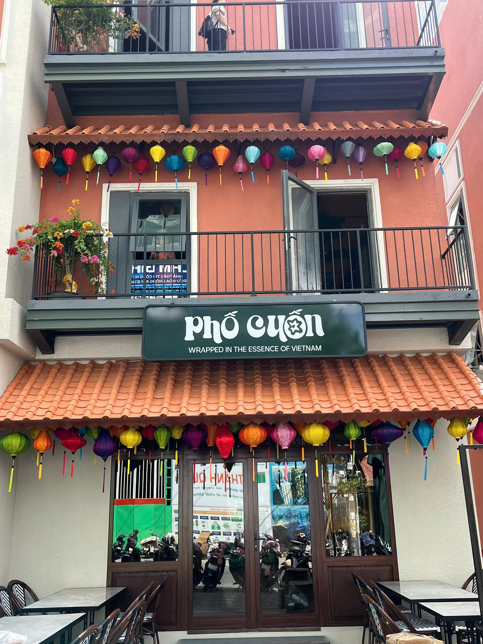 Buổi sáng bắt đầu bằng Phố Cuốn nằm ở tầng 1 - Furama Dining House