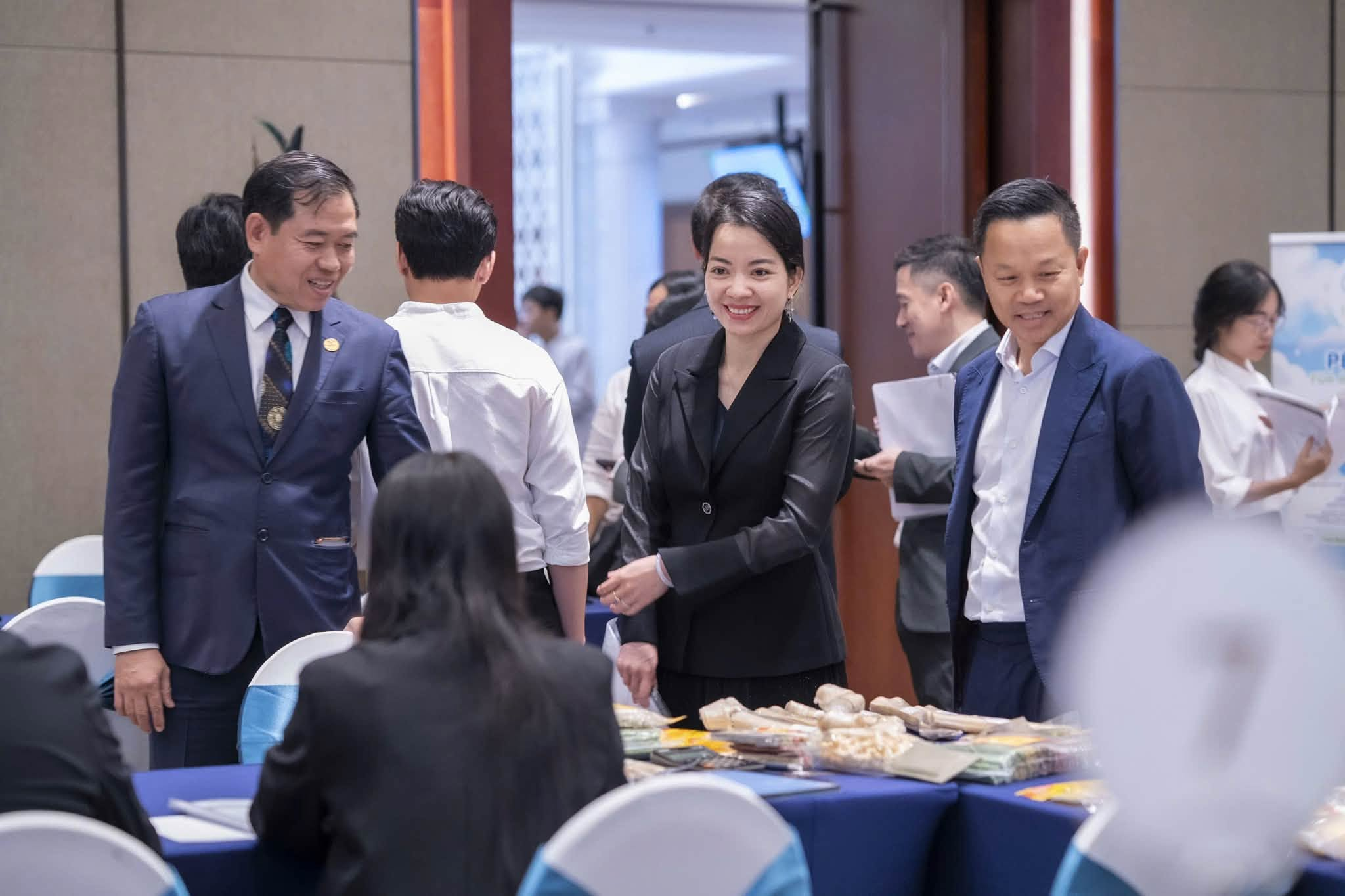 Không gian trưng bày các sản phẩm nội thất, vật liệu trang trí và giải pháp phục vụ hệ sinh thái nhà hàng, khách sạn từ phái đoàn thương mại Thái Lan.