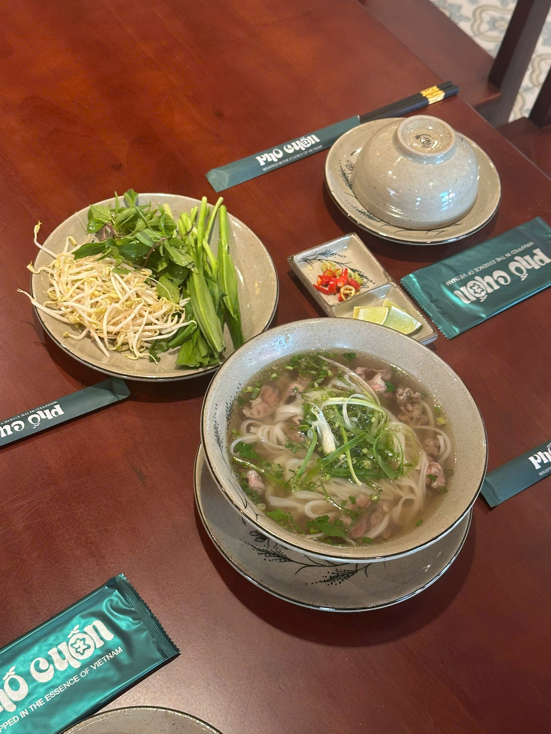 Phở là điểm bắt đầu dễ hiểu với bánh phở, nước dùng, thịt, hành và rau.