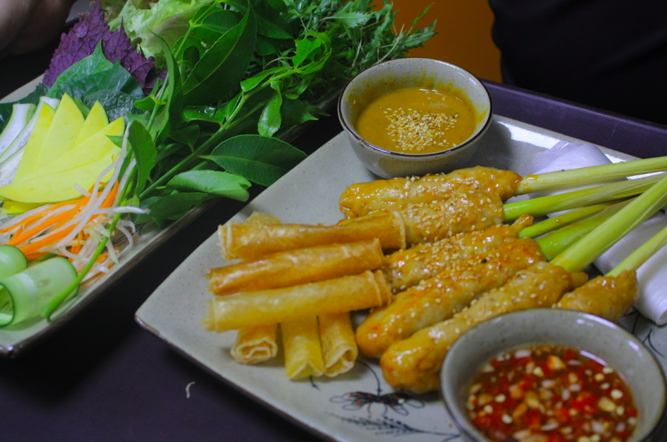 Bánh tráng. Rau. Thịt. Tôm. Nem. Nước chấm. Tất cả nằm trên bàn và mỗi người tự lắp thành chiếc cuốn của mình.