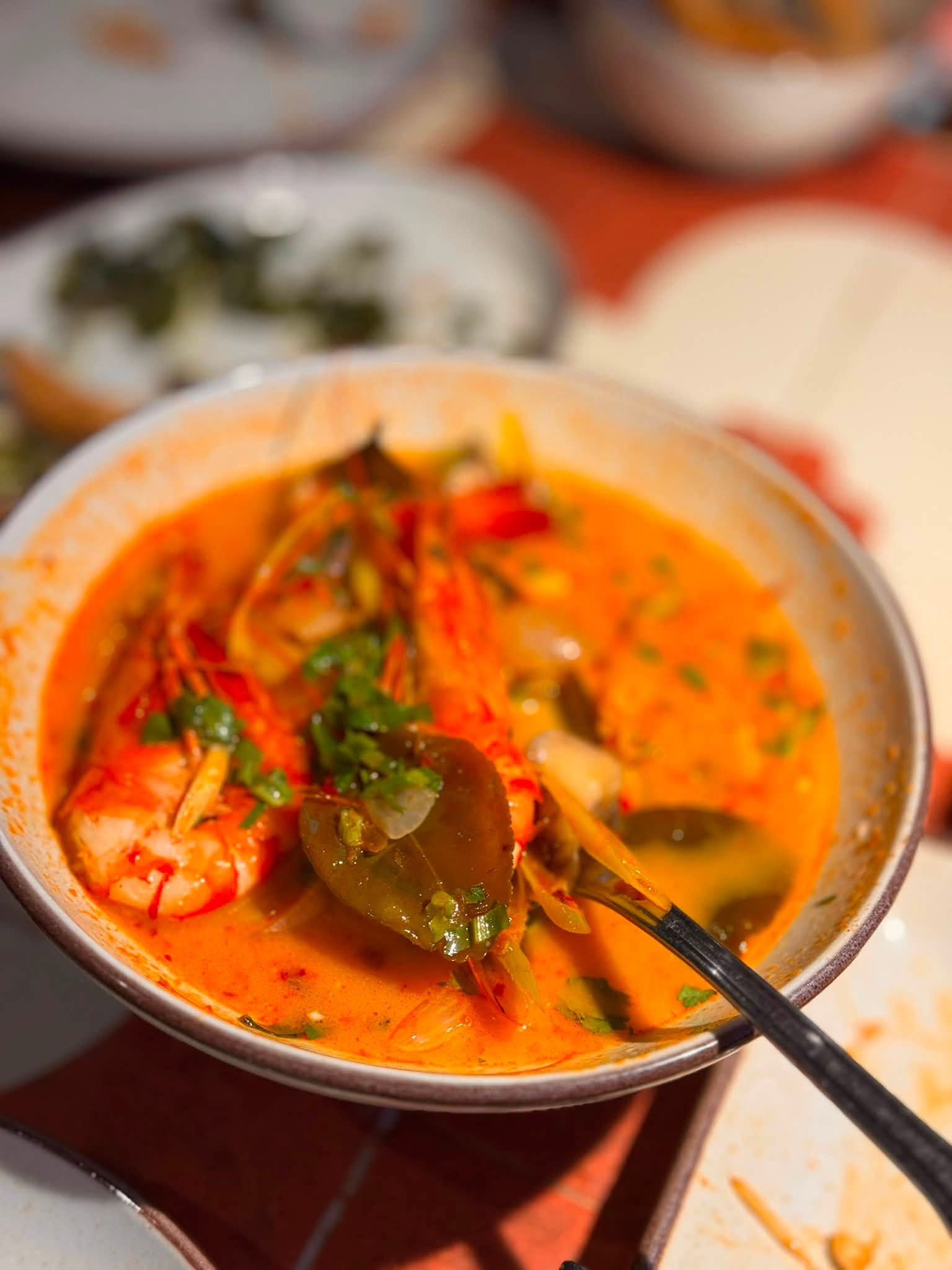 Hương vị Tom Yum chua cay đậm đà – nơi những kết nối Việt – Thái hiện hữu giản dị qua từng bữa ăn ấm cúng mỗi ngày.