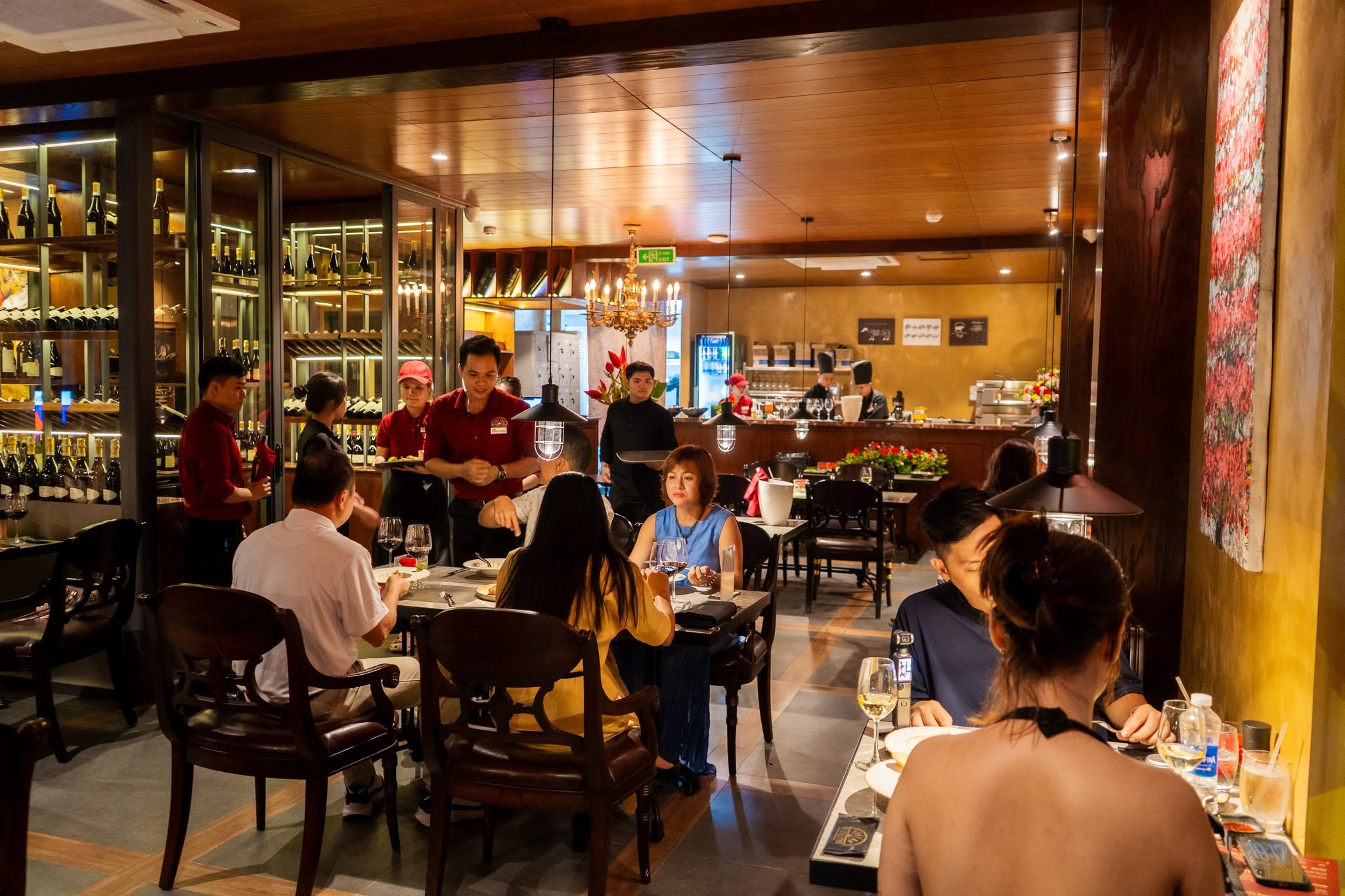 Phòng rượu vang quây kính đặt giữa khu bàn ăn của Steakhouse The Fan