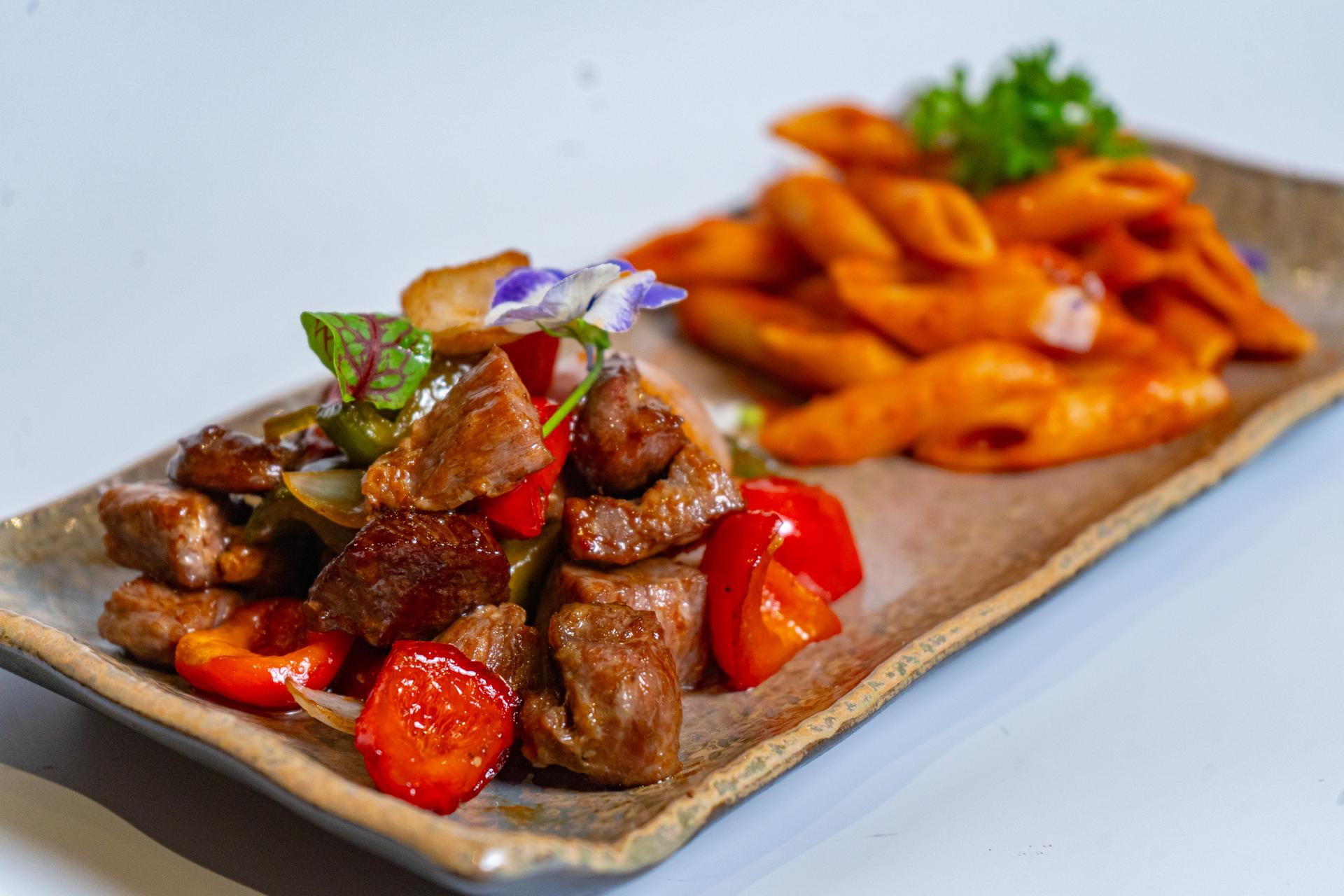 Bò Lúc Lắc Với Nui Ống