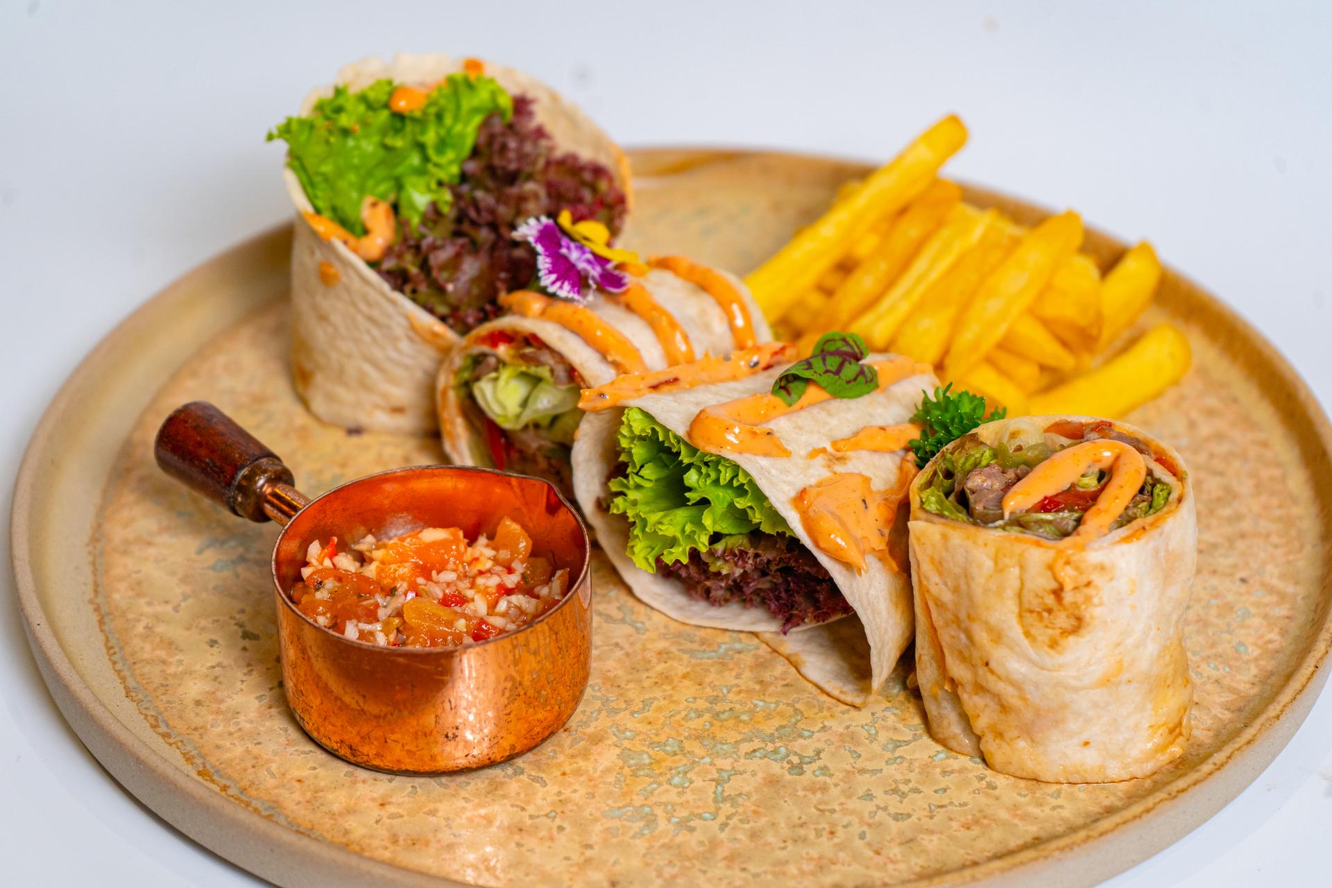 Bánh Cuộn Bò Kiểu Mexico Với Xốt Salsa